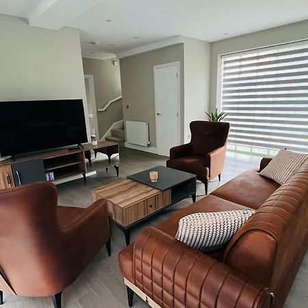 A House Designed For You… エドモントン エクステリア 写真
