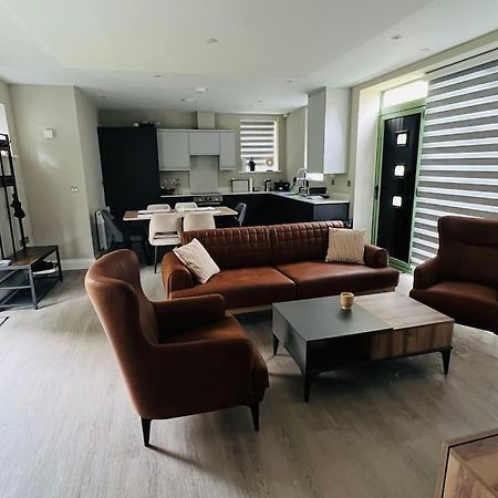 A House Designed For You… エドモントン エクステリア 写真