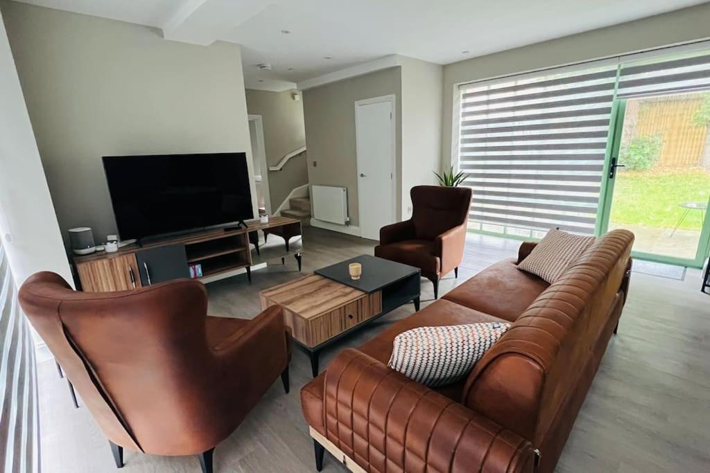 A House Designed For You… エドモントン エクステリア 写真