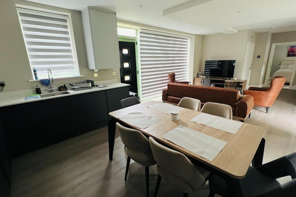 A House Designed For You… エドモントン エクステリア 写真
