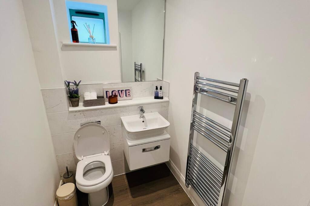 A House Designed For You… エドモントン エクステリア 写真