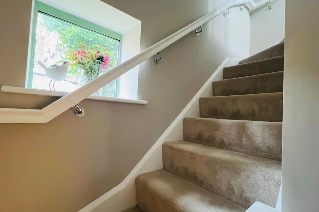 A House Designed For You… エドモントン エクステリア 写真