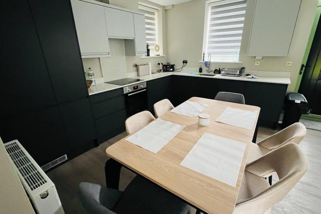 A House Designed For You… エドモントン エクステリア 写真