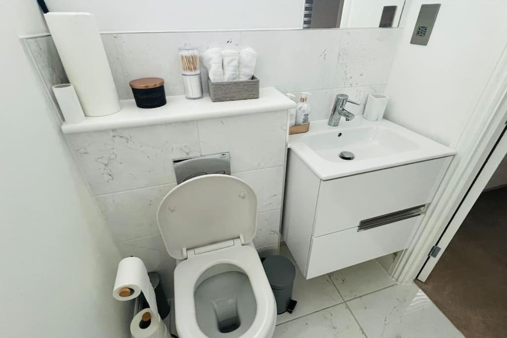A House Designed For You… エドモントン エクステリア 写真