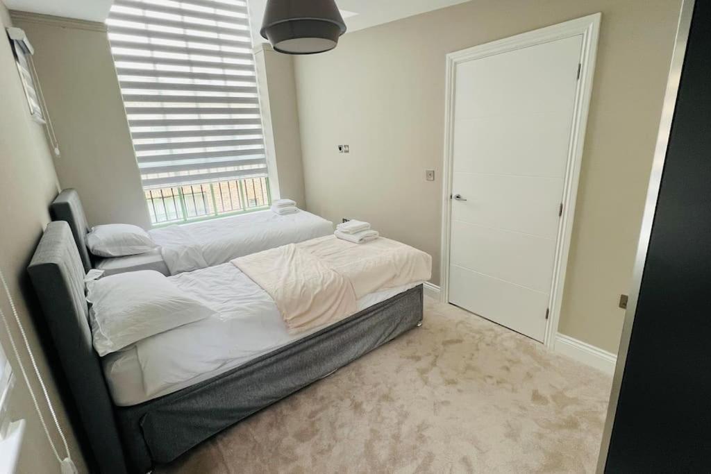 A House Designed For You… エドモントン エクステリア 写真