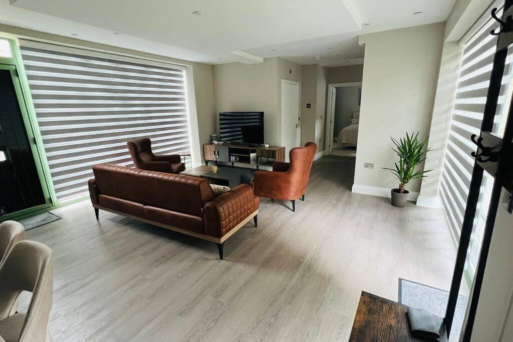 A House Designed For You… エドモントン エクステリア 写真