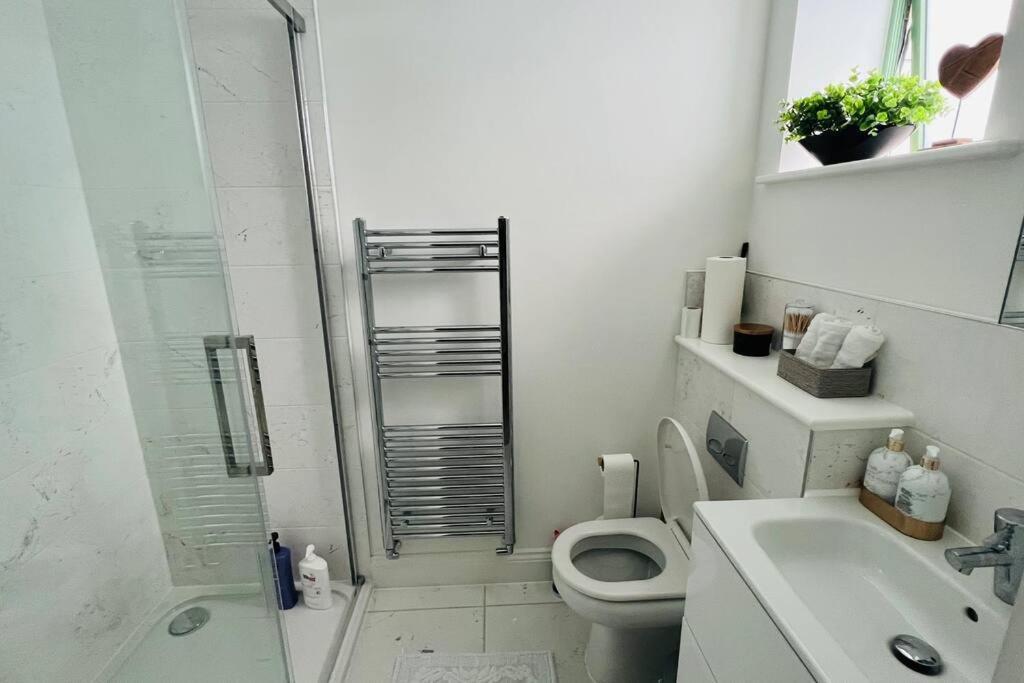 A House Designed For You… エドモントン エクステリア 写真