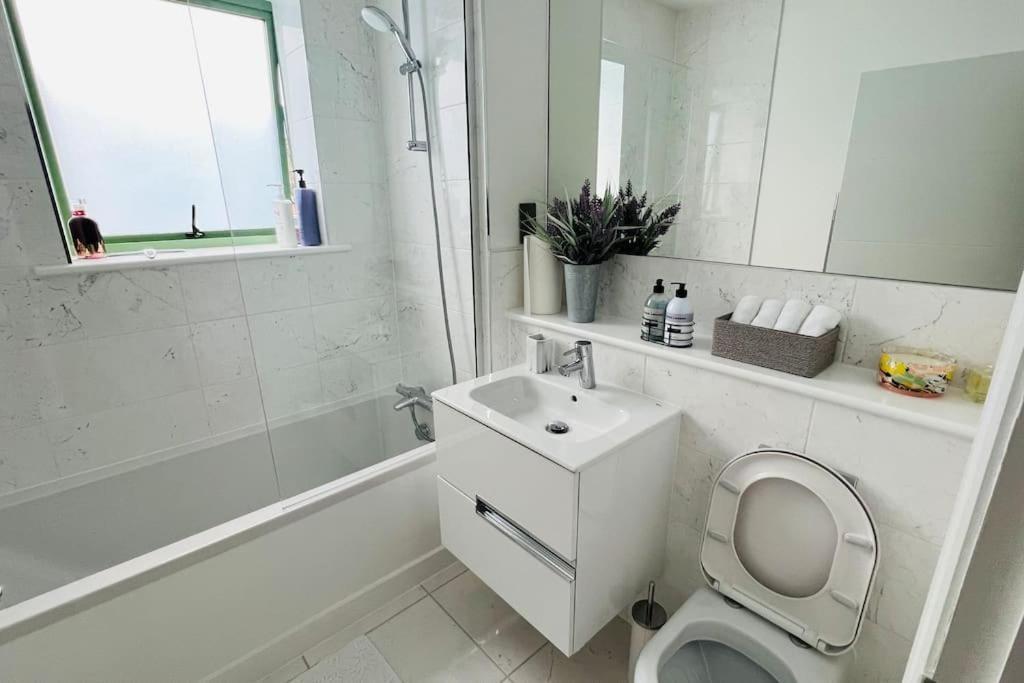 A House Designed For You… エドモントン エクステリア 写真
